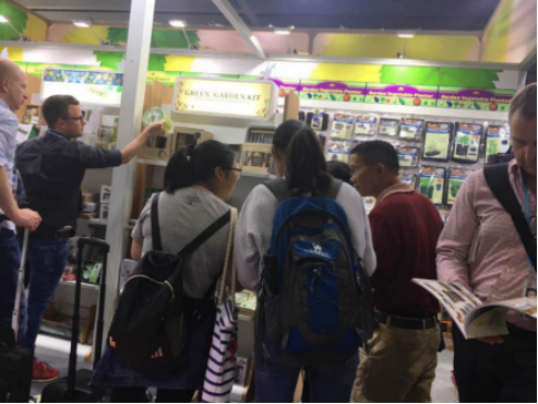 121届广交会图文报道：小小蜡烛有大大的学问，木制工艺深受海外追捧