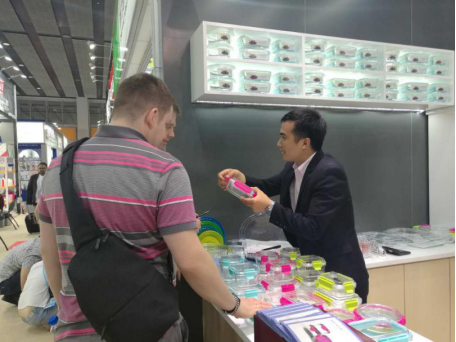 121届广交会图文报道：小小蜡烛有大大的学问，木制工艺深受海外追捧