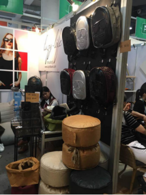 121届广交会图文报道：小小蜡烛有大大的学问，木制工艺深受海外追捧