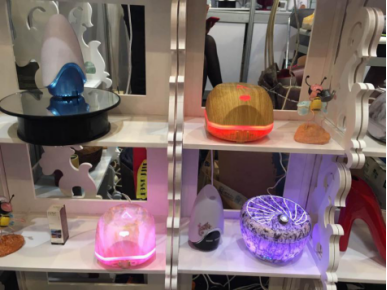 121届广交会图文报道：小小蜡烛有大大的学问，木制工艺深受海外追捧