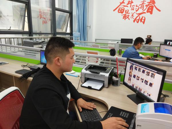 假发卖出“新路子”：校园创客掘金跨境电商