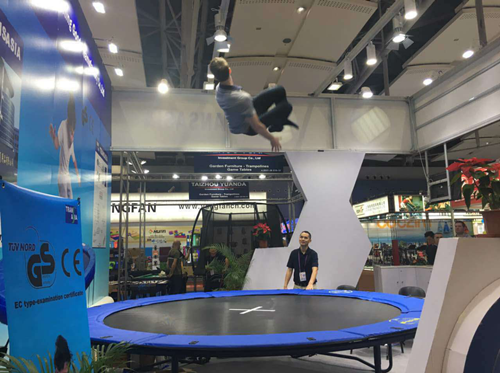 121届广交会图文报道：户外用品畅销欧美，传统外贸企业愿为跨境电商供货