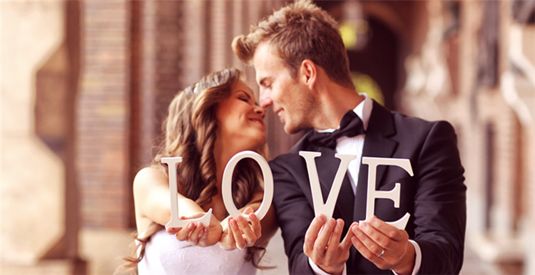 敦煌网：赋能王牌商家，寻找婚纱礼服行业的下一张“王牌”