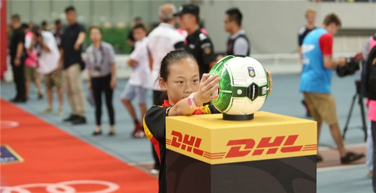 DHL电子商务携手拜仁慕尼黑引爆夏日足球狂欢，幸运客户获球星签名球衣