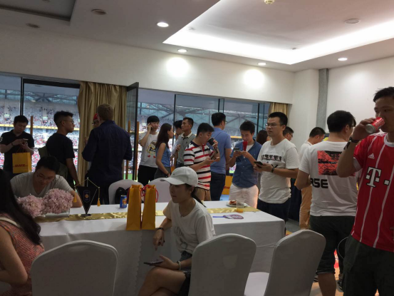 DHL电子商务携手拜仁慕尼黑引爆夏日足球狂欢，幸运客户获球星签名球衣