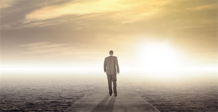 从球场到商场，他靠一个可重复使用的杯子，拿到第一桶百万美金