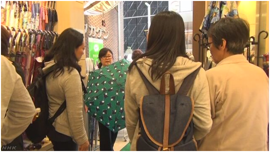 赴日中国游客改“口味”，折叠伞成人气商品