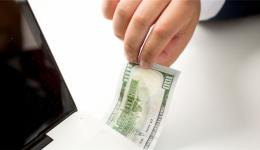 如何从我的Payoneer账户转账到另一个P卡账户？