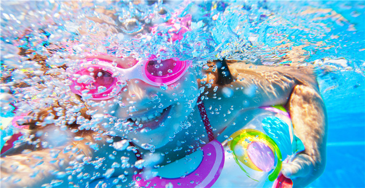 【采访】上过央视，也吃过大亏，“宁赔钱不发货”的倔脾气让他的泳装一路逆袭