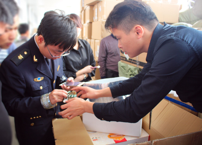 坡岛吃友们有福了！顺丰国际实现大闸蟹“跨国界运输”