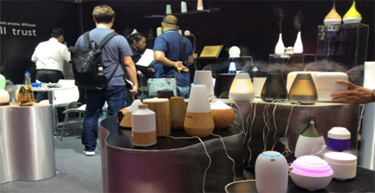 广交会法国采购商：香薰机在法国线上线下都很热销，展会上产品设计创新有限