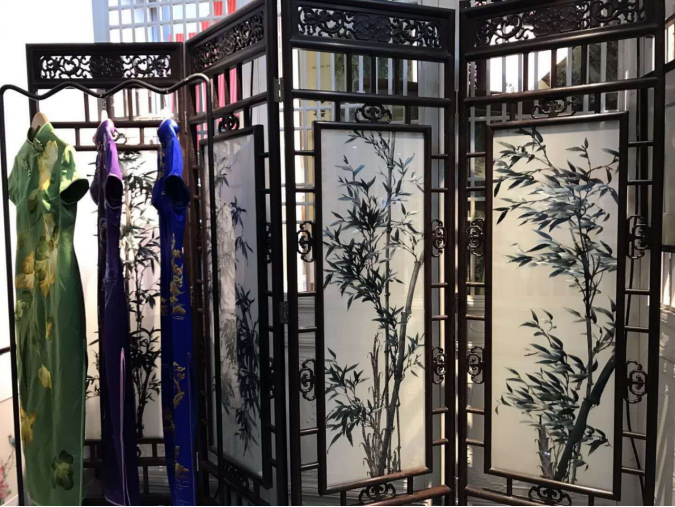 直击122届广交会⑲：六万块一件的刺绣旗袍，跨境电商卖家你敢卖么？