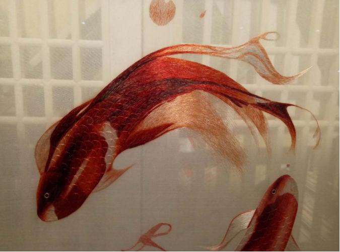 直击122届广交会⑲：六万块一件的刺绣旗袍，跨境电商卖家你敢卖么？