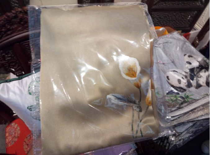 直击122届广交会⑲：六万块一件的刺绣旗袍，跨境电商卖家你敢卖么？