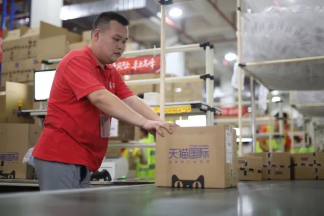 卓志保税仓接到双十一首个跨境电商订单，25分钟送达