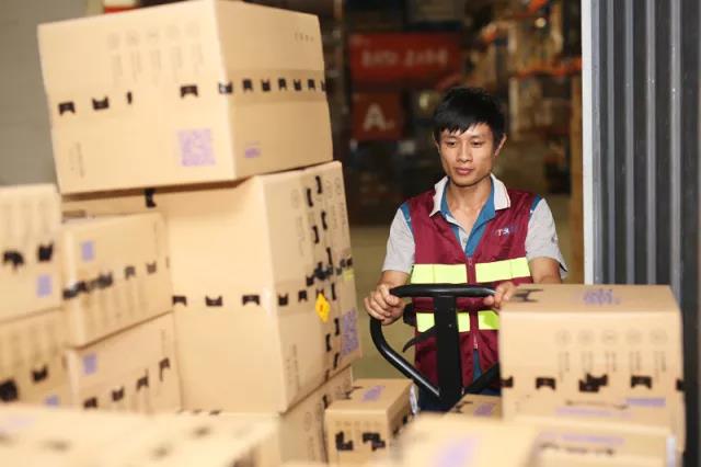 卓志保税仓接到双十一首个跨境电商订单，25分钟送达