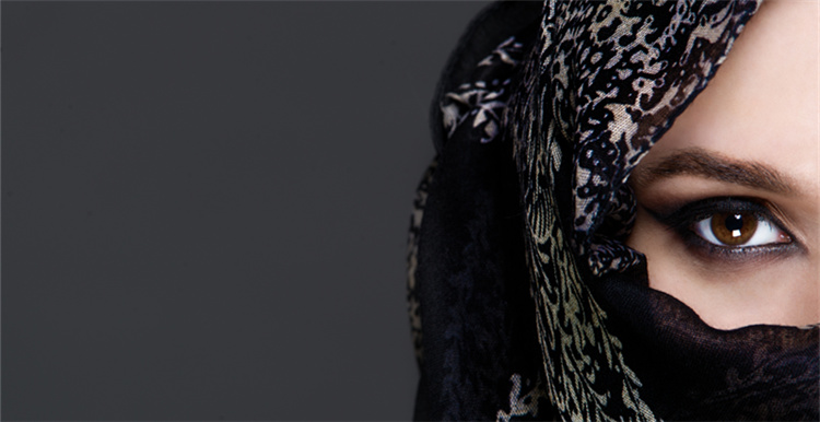 谁告诉你中东人只穿黑白袍的？欧美流行的时尚服饰同样畅销！