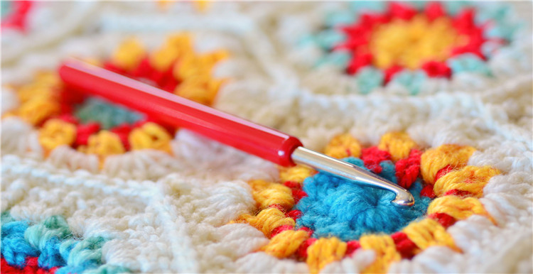 没有工厂，没有机器，“妇女主任”如何带领潮汕“勾花”技艺走出国门？