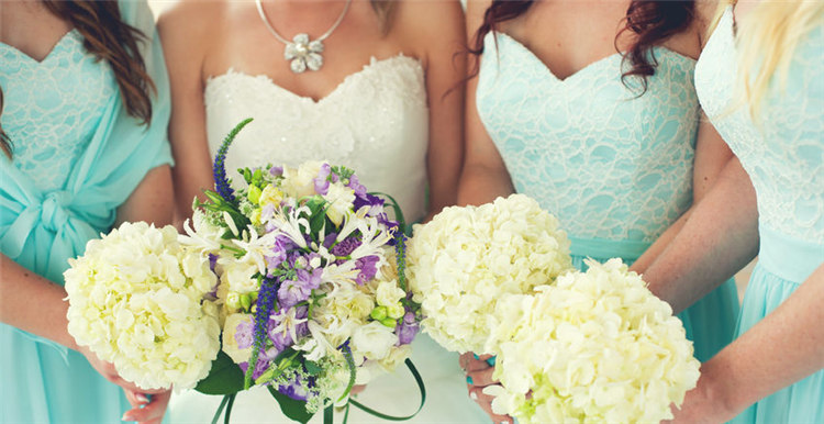 2018伴娘礼服七大流行趋势：露肩风礼服大热