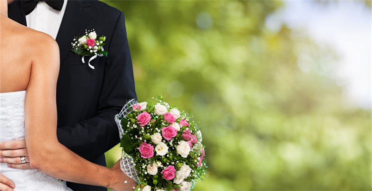 2018婚纱礼服新趋势：镂空、“半裸”设计将成新宠？