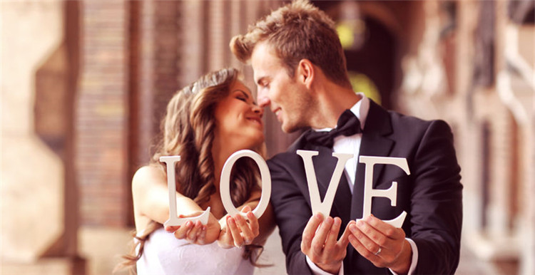 Etsy发布2018年Top婚礼用品趋势预测，斗篷式婚纱最近很火！