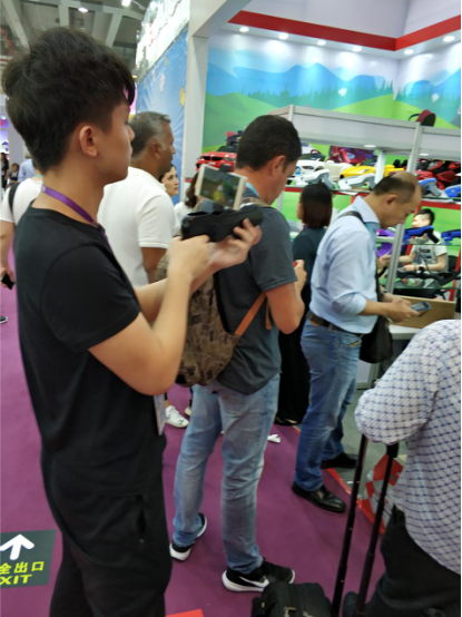 第123届广交会图文报道：迷你无人机低空操控引围观，水管疏通器“炮”红展馆