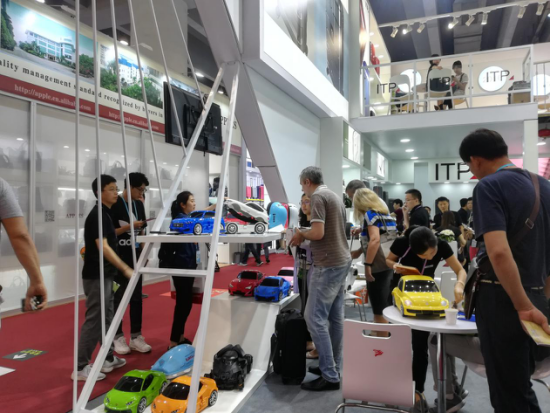 第123届广交会图文报道：继老干妈之后有又一波酱料销往海外，“兰博基尼”箱包爆红