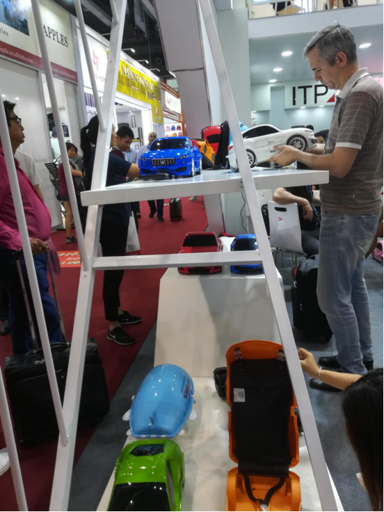 第123届广交会图文报道：继老干妈之后有又一波酱料销往海外，“兰博基尼”箱包爆红