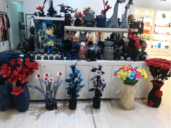 第123届广交会图文报道：继老干妈之后有又一波酱料销往海外，“兰博基尼”箱包爆红