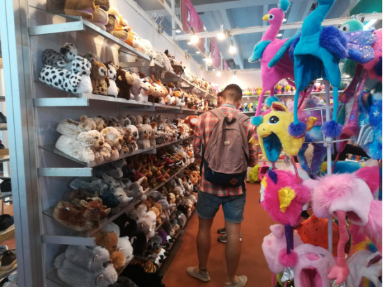 第123届广交会图文报道：继老干妈之后有又一波酱料销往海外，“兰博基尼”箱包爆红