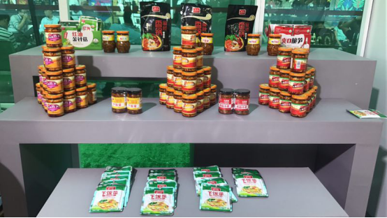 第123届广交会图文报道：继老干妈之后有又一波酱料销往海外，“兰博基尼”箱包爆红