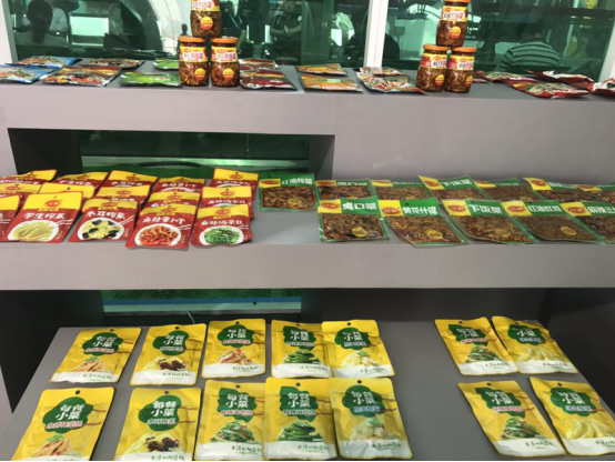 第123届广交会图文报道：继老干妈之后有又一波酱料销往海外，“兰博基尼”箱包爆红