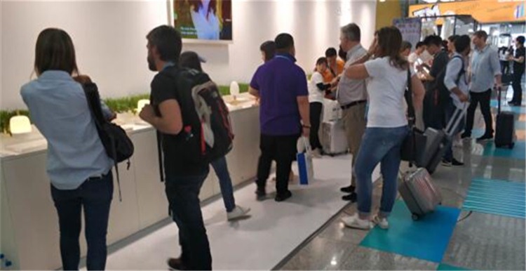 第123届广交会图文报道：智能产品仍火爆，无线充电台灯受瞩目