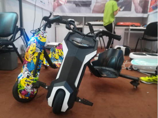 123届广交会图文报道：酷炫漂移车上演激情与速度，孤独患者的“乒乓球桌”