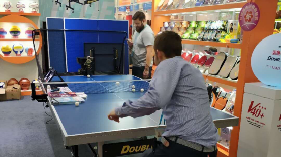 123届广交会图文报道：酷炫漂移车上演激情与速度，孤独患者的“乒乓球桌”