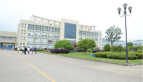 工厂揭秘丨天虹文具：上过央视的制造商，各种荣誉贴满墙