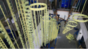 工厂揭秘丨天虹文具：上过央视的制造商，各种荣誉贴满墙