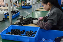 工厂揭秘丨天虹文具：上过央视的制造商，各种荣誉贴满墙