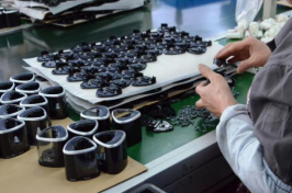 工厂揭秘丨天虹文具：上过央视的制造商，各种荣誉贴满墙