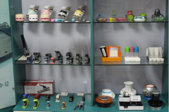 工厂揭秘丨天虹文具：上过央视的制造商，各种荣誉贴满墙