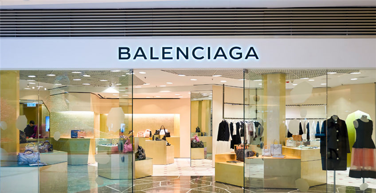 巴黎世家“魔性”T恤才推出，市场上的仿冒品已经出来了