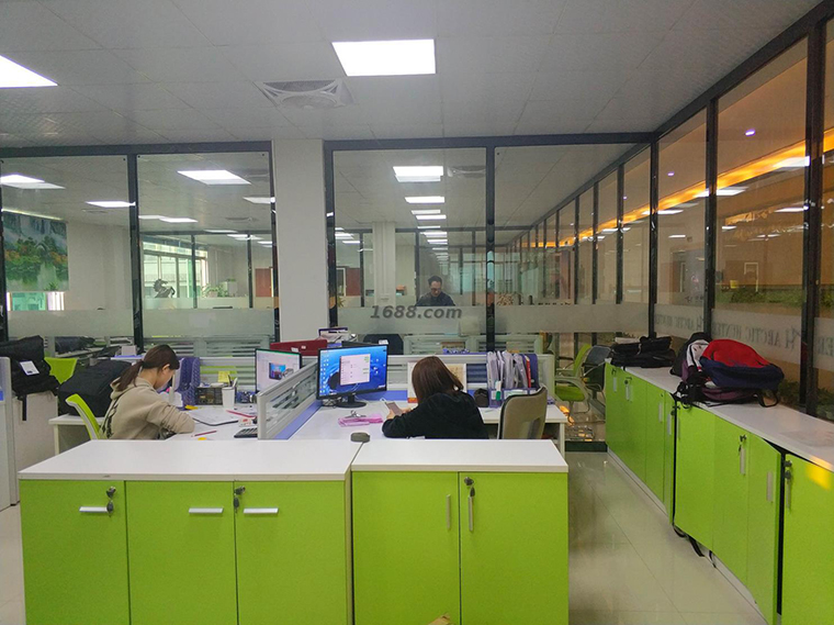 工厂揭秘丨头狼皮具：年产近200万个包，产品卖到30多个国家