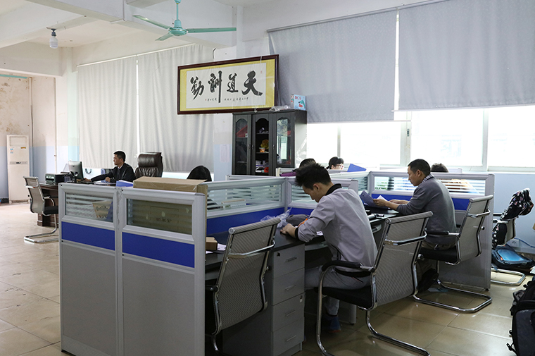 工厂揭秘丨头狼皮具年产近200万个包产品卖到30多个国家