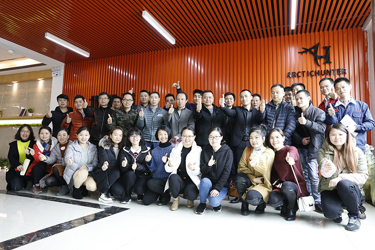 工厂揭秘丨头狼皮具：年产近200万个包，产品卖到30多个国家