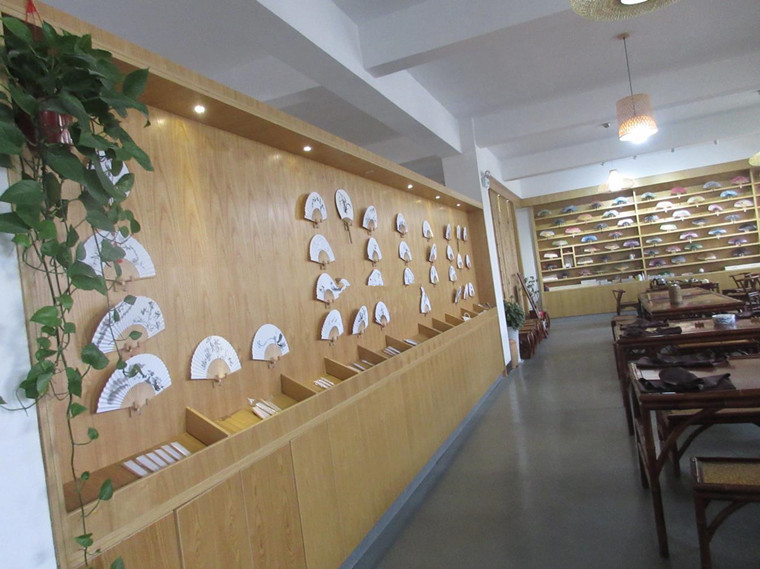 工厂揭秘丨六合工艺品： 他家的礼品折扇风靡日韩，年销500万件