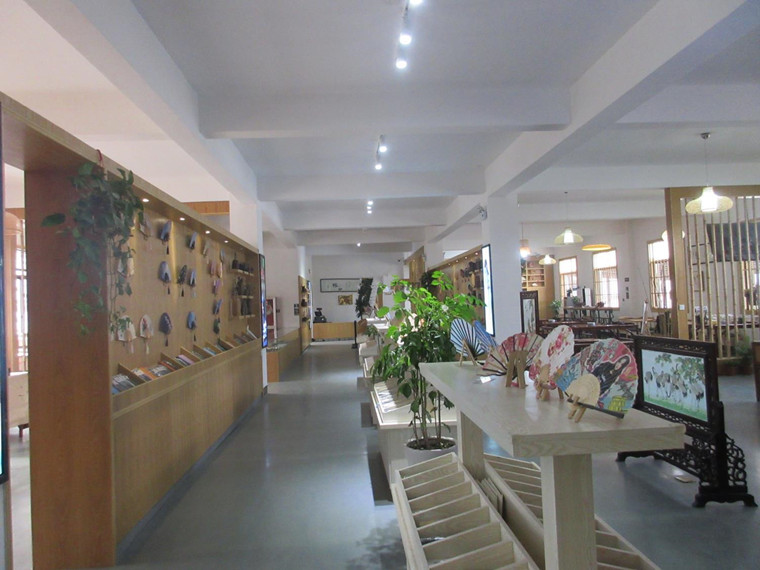 工厂揭秘丨六合工艺品： 他家的礼品折扇风靡日韩，年销500万件