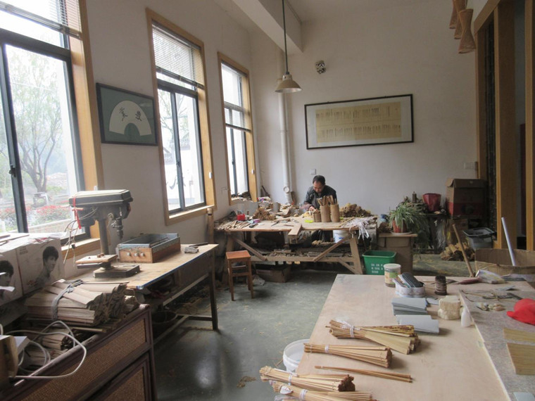 工厂揭秘丨六合工艺品： 他家的礼品折扇风靡日韩，年销500万件