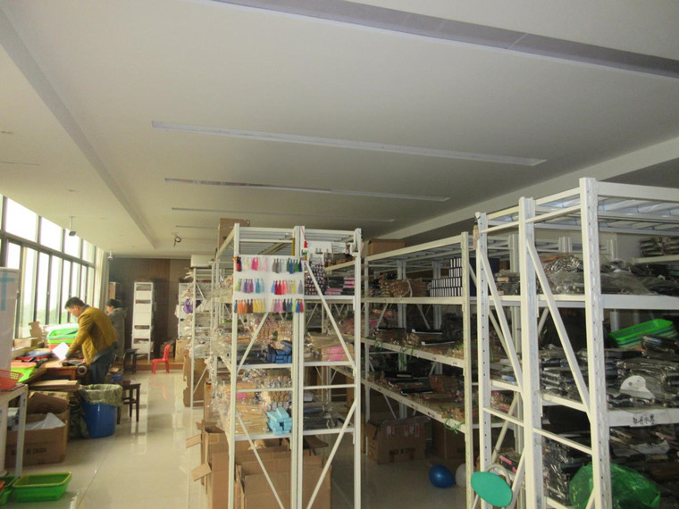 工厂揭秘丨六合工艺品： 他家的礼品折扇风靡日韩，年销500万件