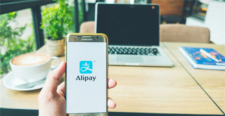 支付宝今年又要玩集“福”，喏，这张“敬业福”给你！