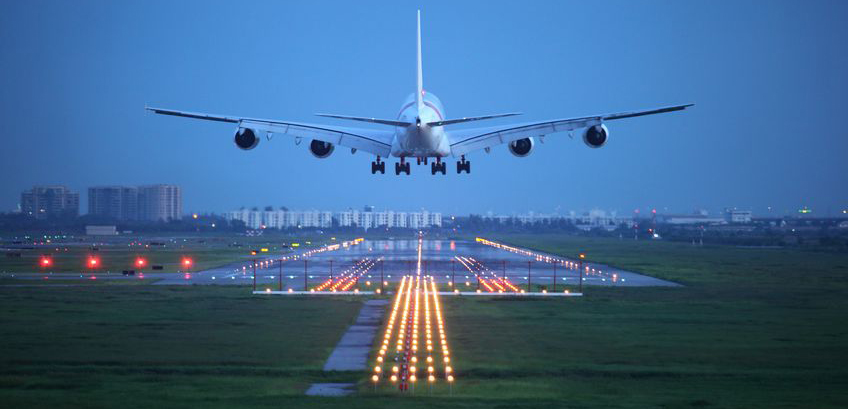 注意！FedEx货机美国降落起火，机场关闭跑道，部分航班受影响